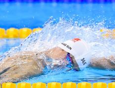 晋级下一阶段引发热议！，费德勒在法国队比赛中出色防守赢得满堂喝彩